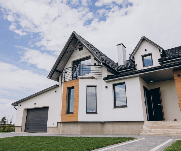 Image of big house illustrates blog: "What Is Vacant Home Insurance?"