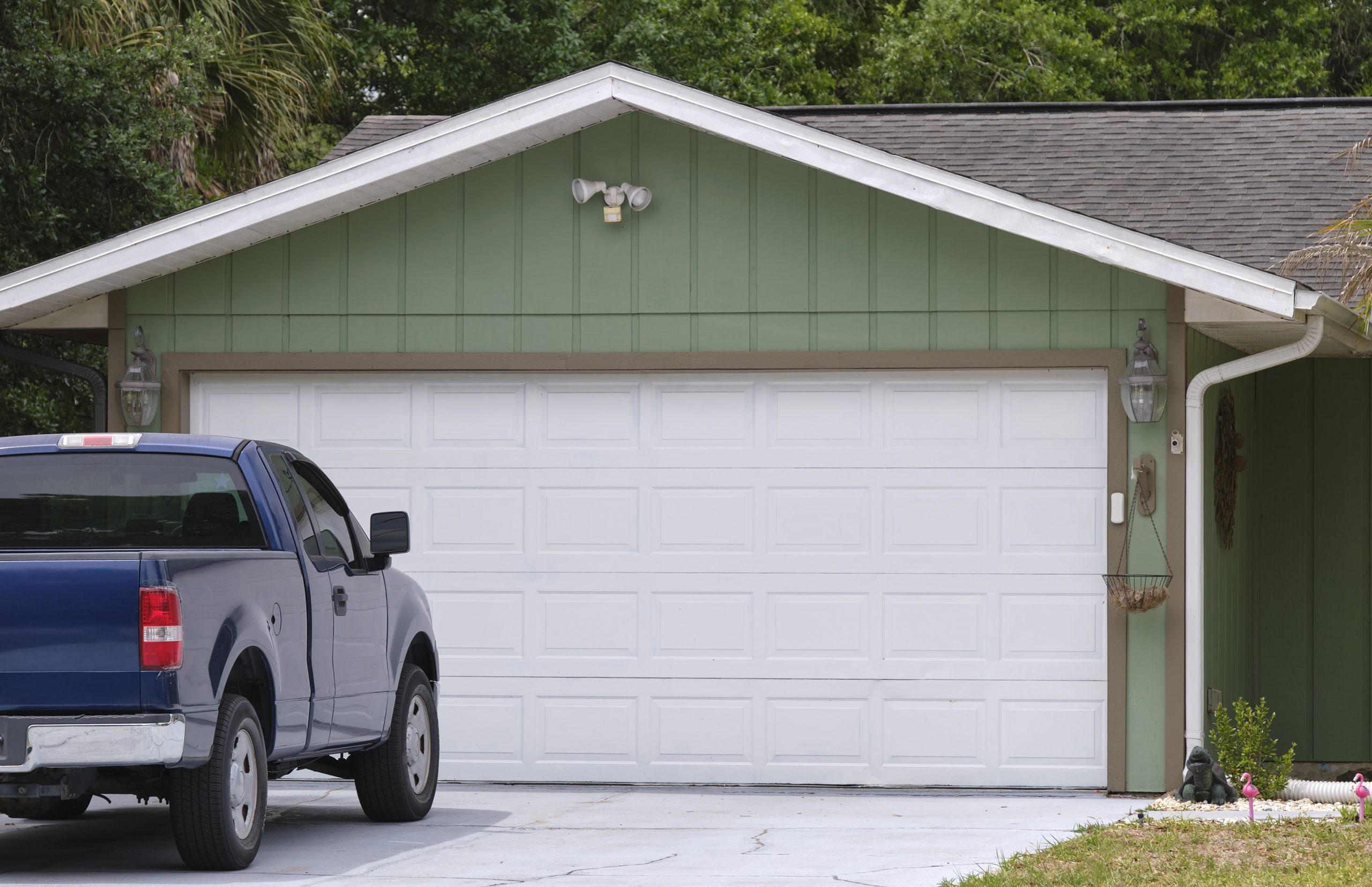 garage-bilanol Photo of garage with pickup truck in the driveway